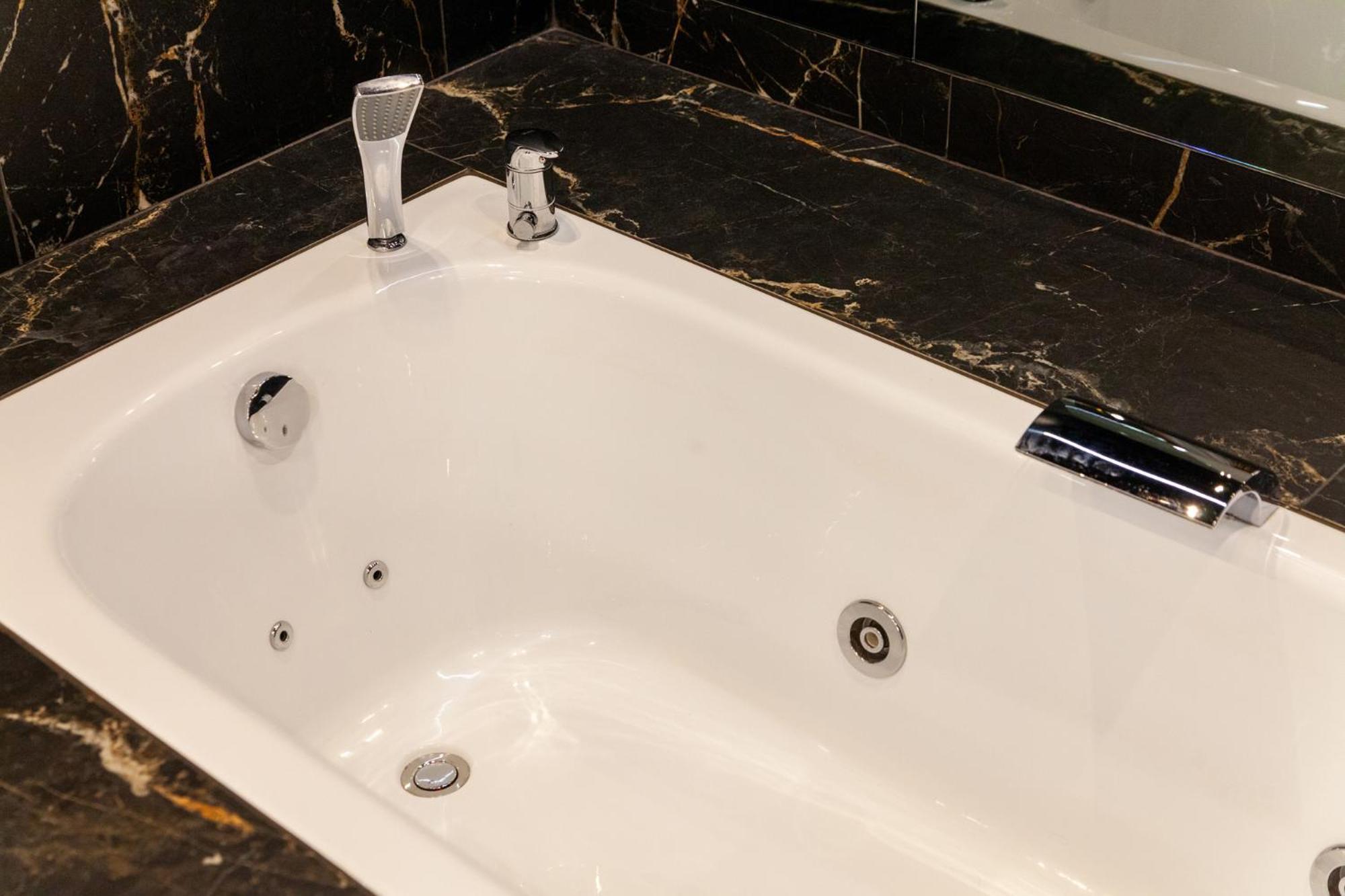 利沃夫Leogrand Jacuzzi On Malaniuka 2公寓 外观 照片